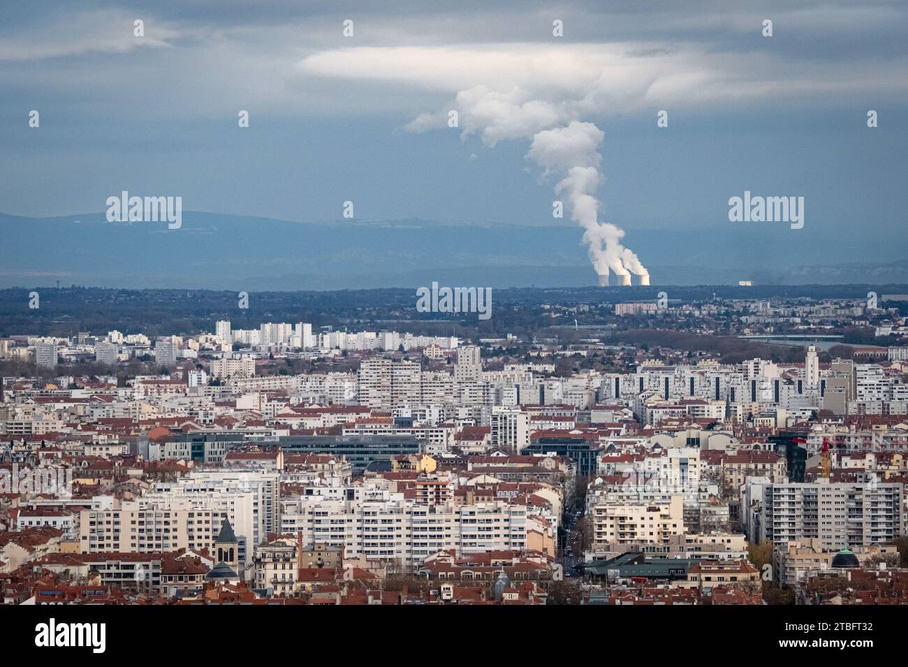 Vista di Lione con fumo dalla centrale nucleare di Bugey sullo sfondo. Foto Stock