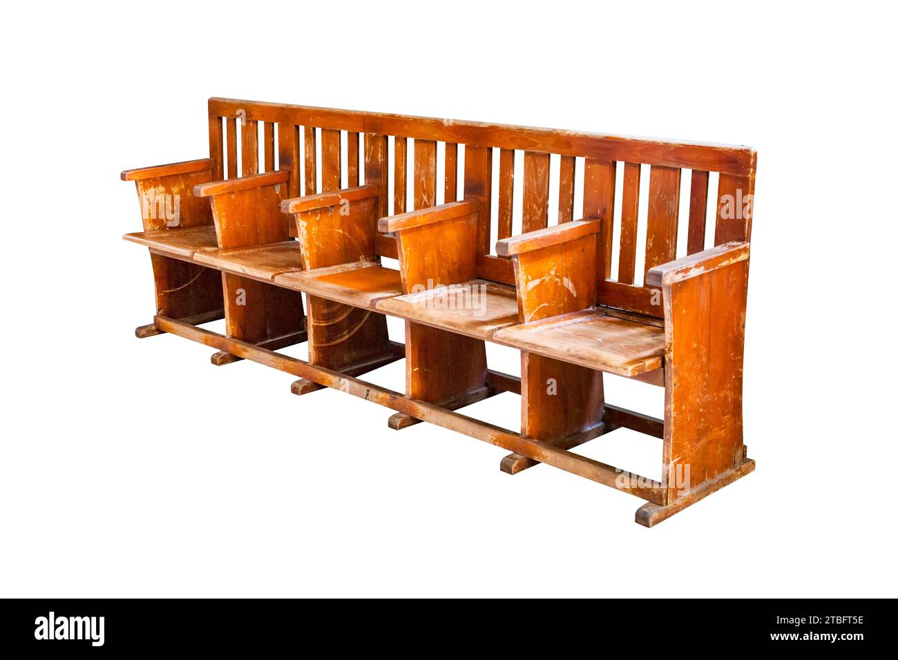 Fila vecchi sedili in legno cenima isolati su sfondo bianco, lavoro con percorso di ritaglio. Foto Stock