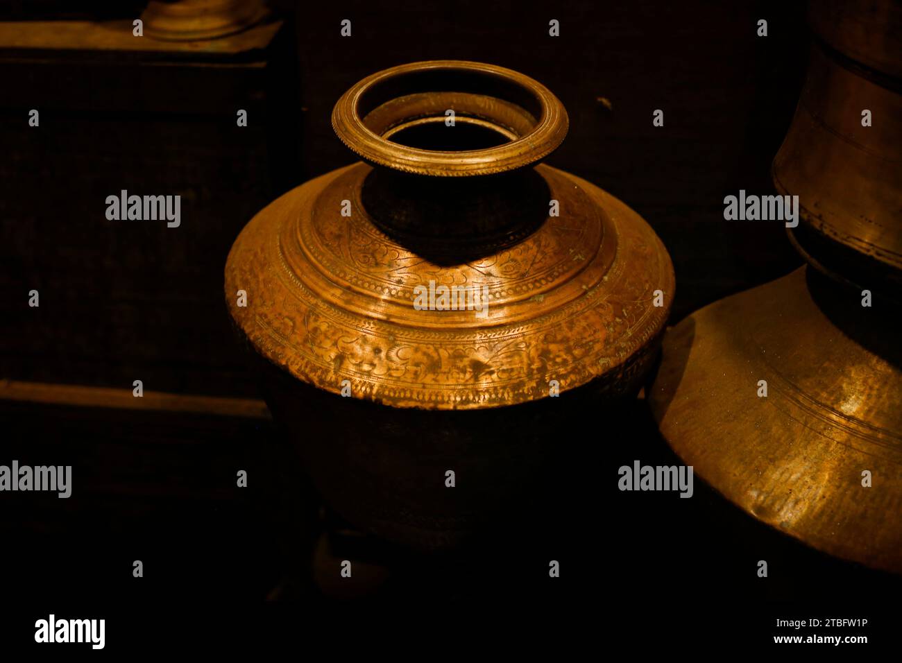 Oggetti in rame e ottone usati dai re e dai cittadini comuni nello Sri Lanka pre-indipendenza. Questi prodotti in rame e ottone-metallo sono stati trovati più di 100 Foto Stock