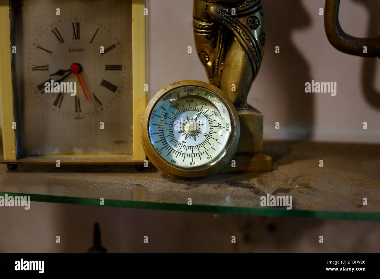 Oggetti in rame e ottone usati dai re e dai cittadini comuni nello Sri Lanka pre-indipendenza. Questi prodotti in rame e ottone-metallo sono stati trovati più di 100 Foto Stock