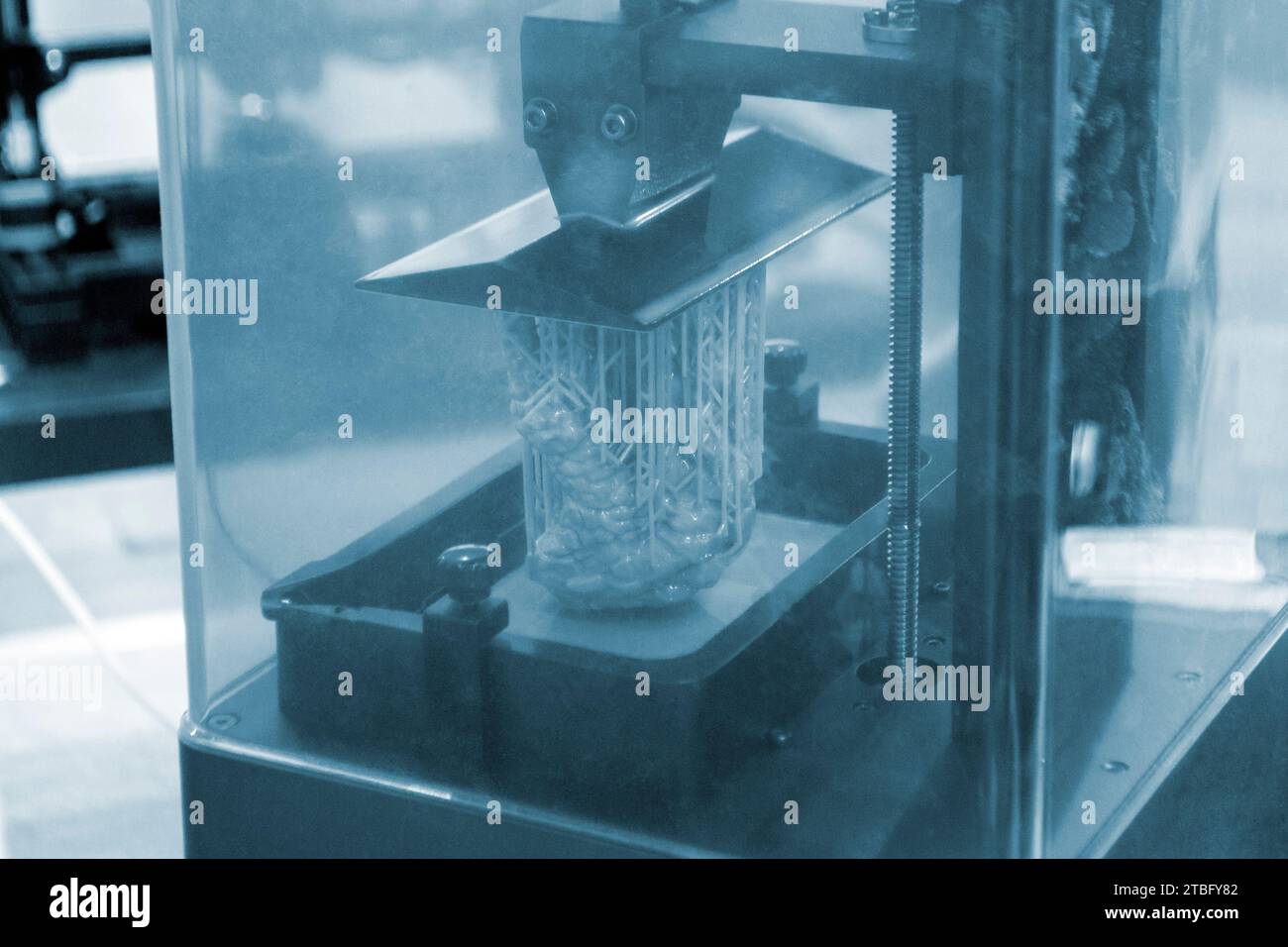 Processo di funzionamento della stampante 3D. Stampa 3D. SLA di fotopolimerizzazione stereolitografia. Tecnologia di produzione additiva. Materiali liquidi, parti dure, creazione di livelli. Polimerizzazione ultravioletta modello 3D. Foto Stock