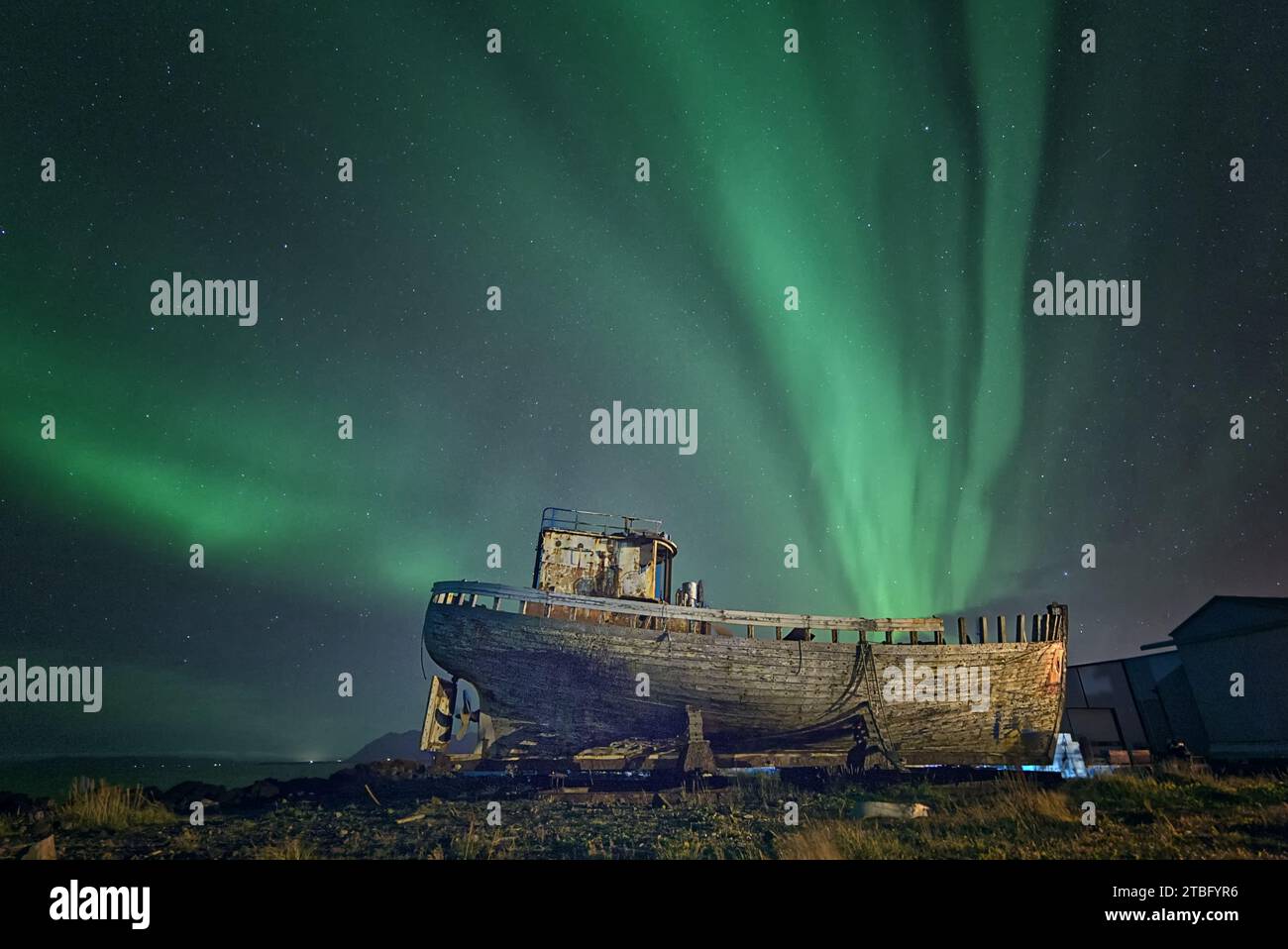 Aurora boreale, Aurora boreale, sopra un vecchio peschereccio in Islanda. Foto Stock