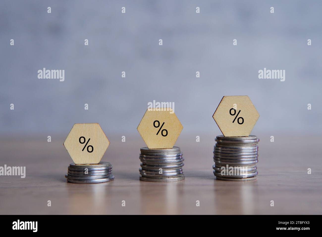 Impilare le monete con il segno di percentuale. Aumento del tasso di interesse, concetto di profitto. Foto Stock