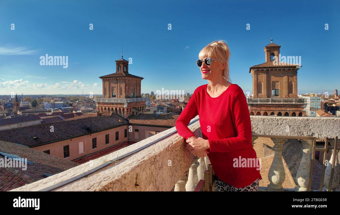 Una turista che visita il Castello di Ferrara ha scalato la scala a chiocciola della Torre del Leone e ha raggiunto la cima della fortezza di Estense, osservando la splendida vista del Foto Stock