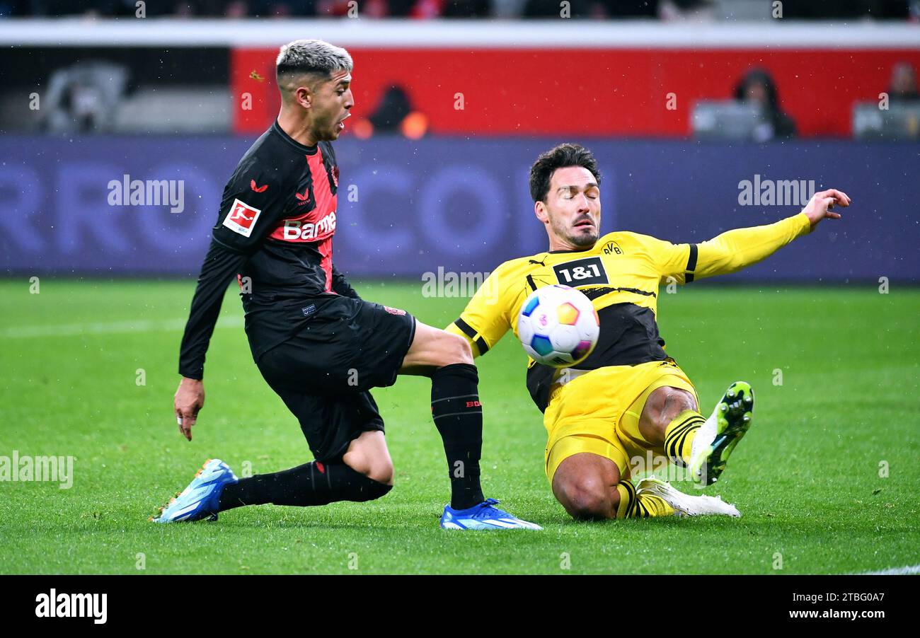 Bundesliga, BayArena Leverkusen: Bayer Leverkusen vs Borussia Dortmund; Exequiel Palacios (LEV), Mats Hummels (BVB) Foto Stock