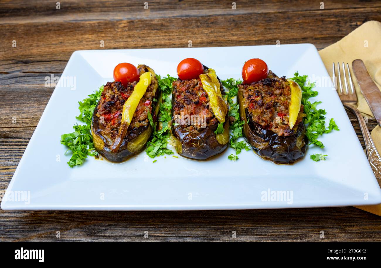 Cucina tradizionale turca; piatto di melanzane di carne, karniyarik o imambayildi, primo piano. Foto Stock