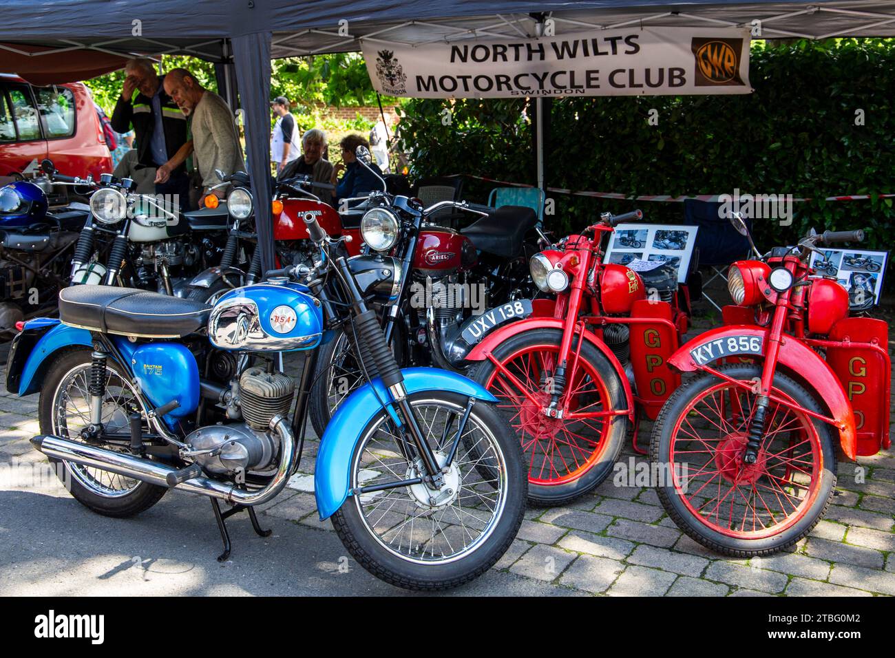 Il club motociclistico North wilts alla Calne bike si incontra con le vecchie bici GPO Ariel e BSA Foto Stock