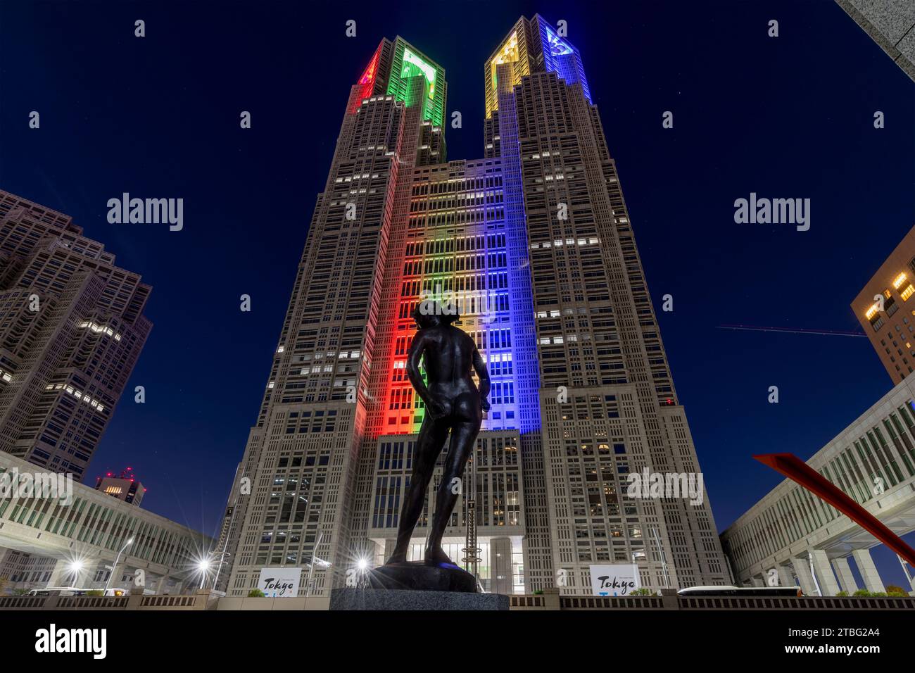 Scultura e edificio governativo a Tokyo di notte Foto Stock