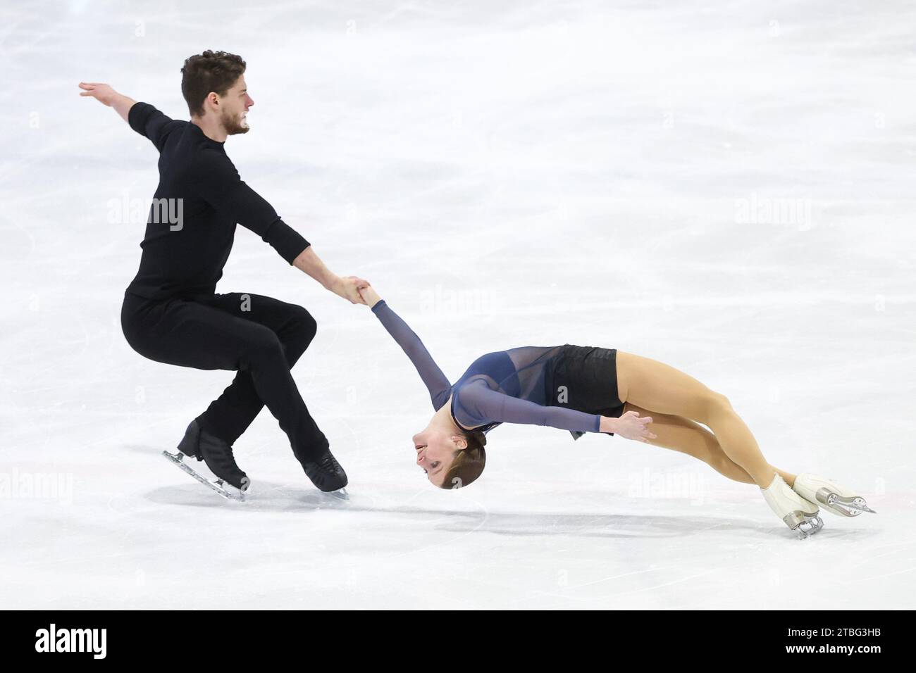 (231207) -- ZAGABRIA, 7 dicembre (Xinhua) -- Ioulia Chtchetinina (R)/Michal Wozniak della Polonia gareggiano nel Pairs Short Program durante il primo giorno della 55a Golden Pirouette a Zagabria, Croazia, il 6 dicembre 2023. (Igor Kralj/PIXSELL via Xinhua) Foto Stock