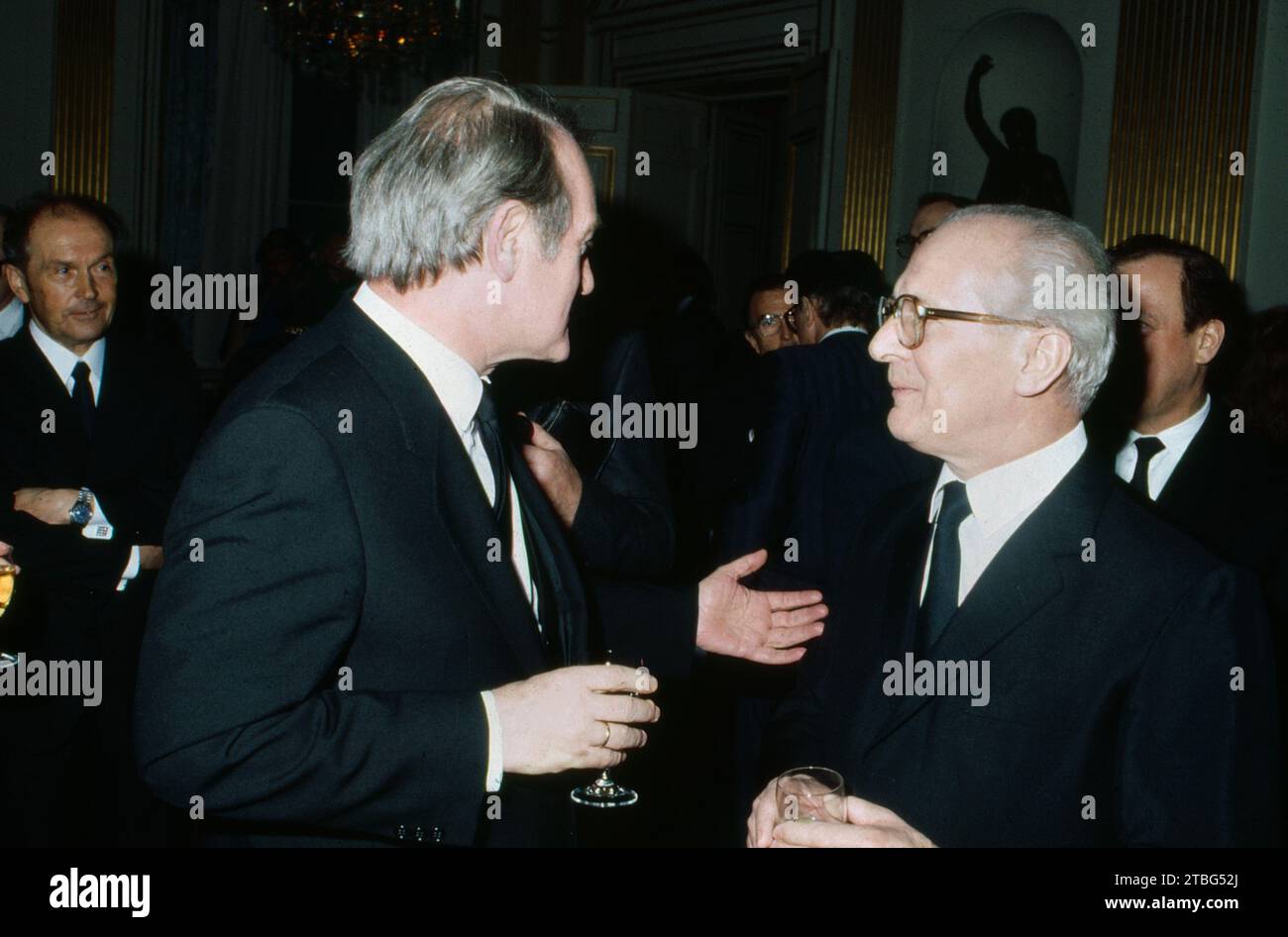 Johannes Rau, NRW Ministerpräsident, im Gespräch mit Erich Honecker, den Staatsratsvorsitzenden der DDR und Generalsekretärs des Zentralkomitees der SED, bei dessen Besuch in Deutschland, 1987. Foto Stock