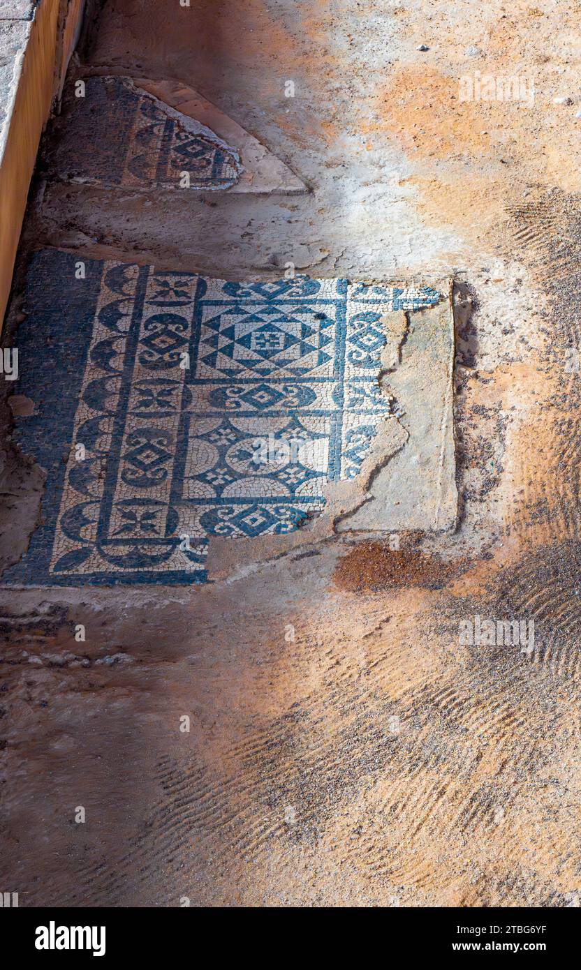 Resti archeologici del pavimento della Casa del Mitreo di un mosaico romano con figure geometriche blu che creano una struttura frattale di un cerchio. MIT Foto Stock