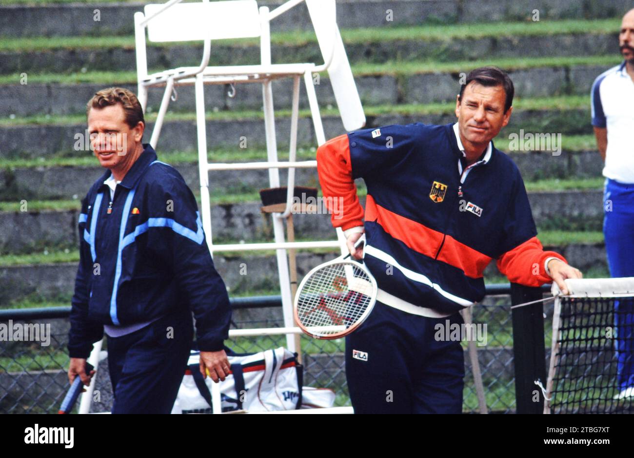 Nikola Niki Pilic, ehemaliger jugoslawischer Tennisspieler und -trainer (rechts), beim Davis Cup Viertelfinale gegen die USA in München, Deutschland 1985. Foto Stock