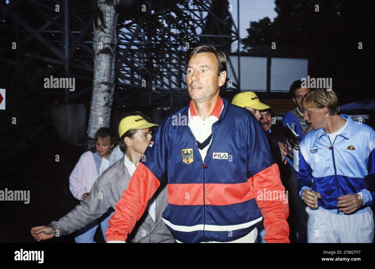 Nikola Niki Pilic, ehemaliger jugoslawischer Tennisspieler und -trainer, rechts mit Boris Becker beim Davis Cup Viertelfinale gegen die USA in München, Deutschland 1985. Foto Stock