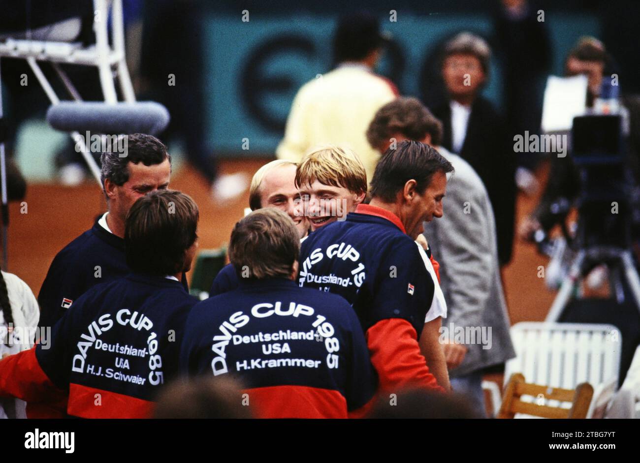 Nikola Niki Pilic, ehemaliger jugoslawischer Tennisspieler und -trainer, hier mit Boris Becker und Masseur H. Krammer beim Davis Cup Viertelfinale gegen die USA in München, Deutschland 1985. Foto Stock