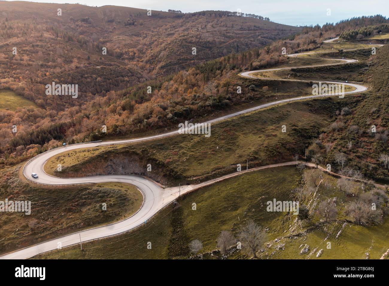 Vista aerea della strada per la grotta di El Soplao, in Cantabria, Spagna. Vista dei droni. Vista aerea della strada di montagna con molte curve strette. dng Foto Stock