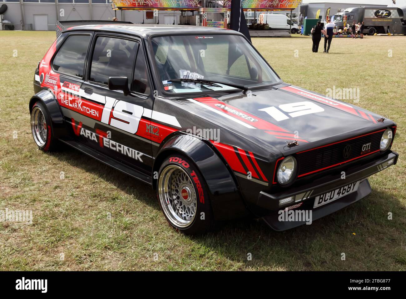 Vista frontale di tre quarti di una Volkswagen Golf Mk1 Black, 1983, 3,2 VR. In mostra al British Motor Show del 2023 Foto Stock