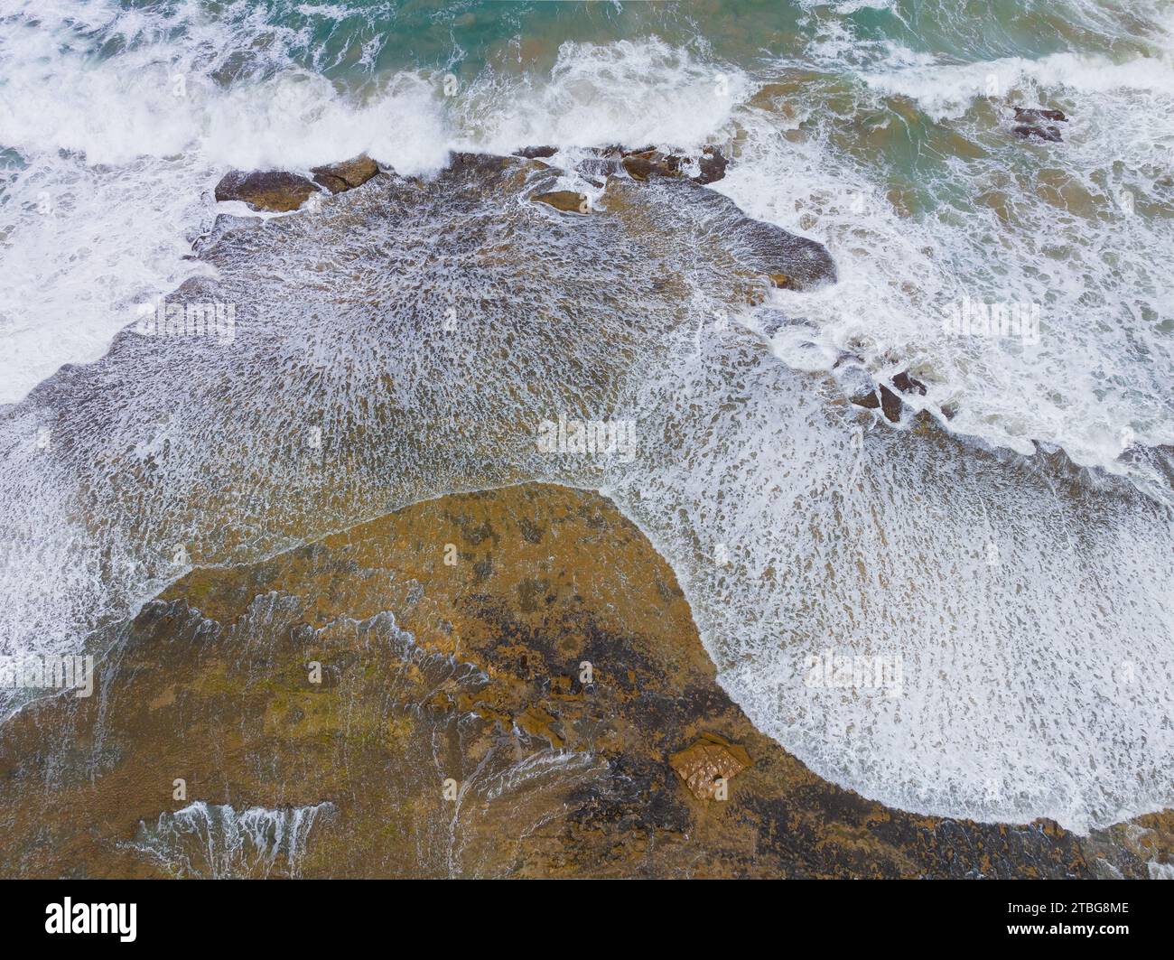 Vista aerea delle dolci onde che si lavano su una sporgenza rocciosa a Point Roadknight sulla Great Ocean Road a Victoria, Australia Foto Stock