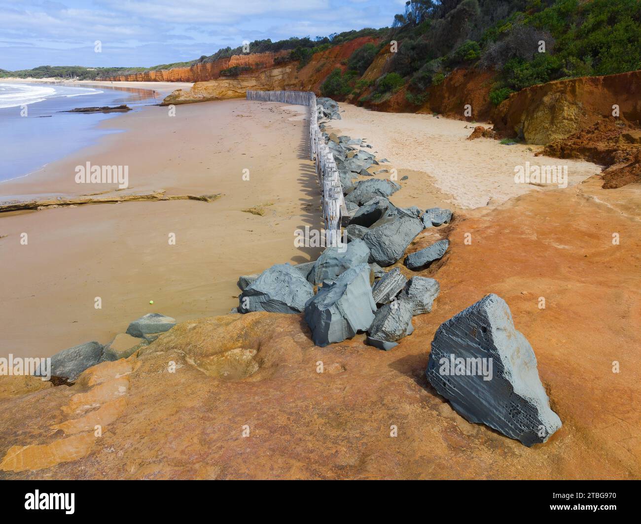 Vista aerea delle rocce intorno a una fila di piloni intemprati su una spiaggia sabbiosa a Point Roadknight sulla Great Ocean Road a Victoria, Australia Foto Stock