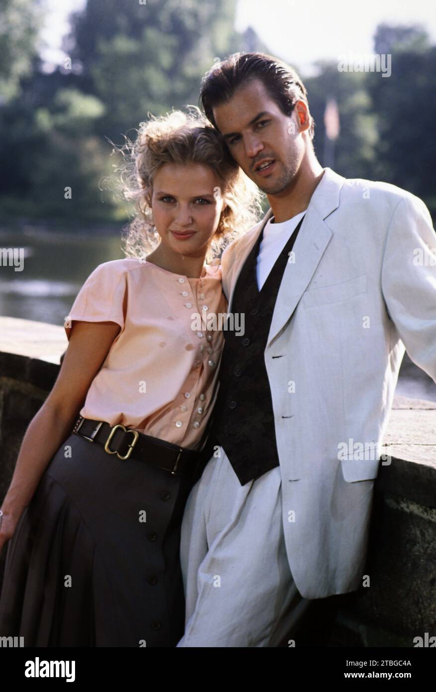 Katharina Böhm und Christopher Buchholz spielen 1990 in der ZDF serie: DAS Erbe der Guldenburgs. Foto Stock