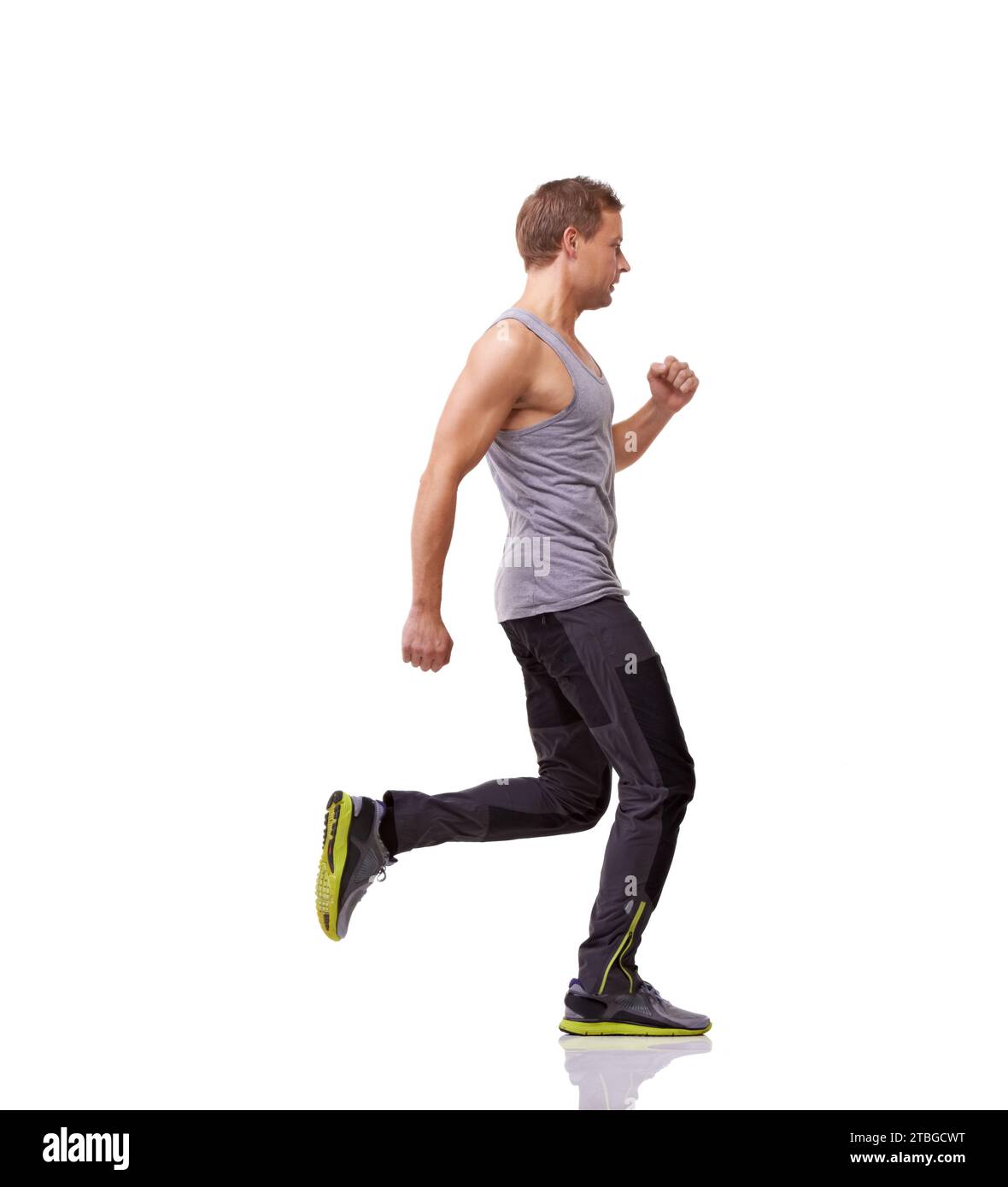 Uomo, corsa e fitness in studio per allenamento, allenamento ed energia con benessere, salute muscolare e cardio. Modello sportivo, Sprinter o runner con Foto Stock