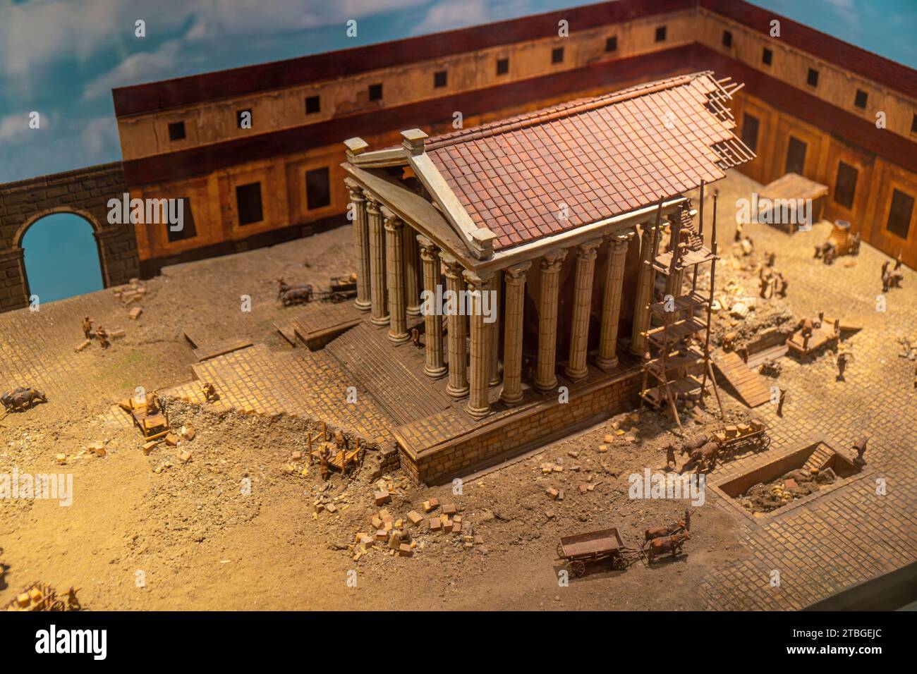 Modello del tempio romano di Diana con colonne marmoree in stile corinzio e cornicione e il palazzo del conte di Corbos con colonnati e archi Foto Stock
