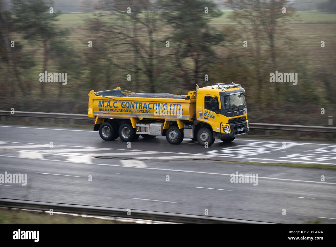 M.A.C. autocarro appaltante sull'autostrada M40, Warwickshire, Regno Unito Foto Stock