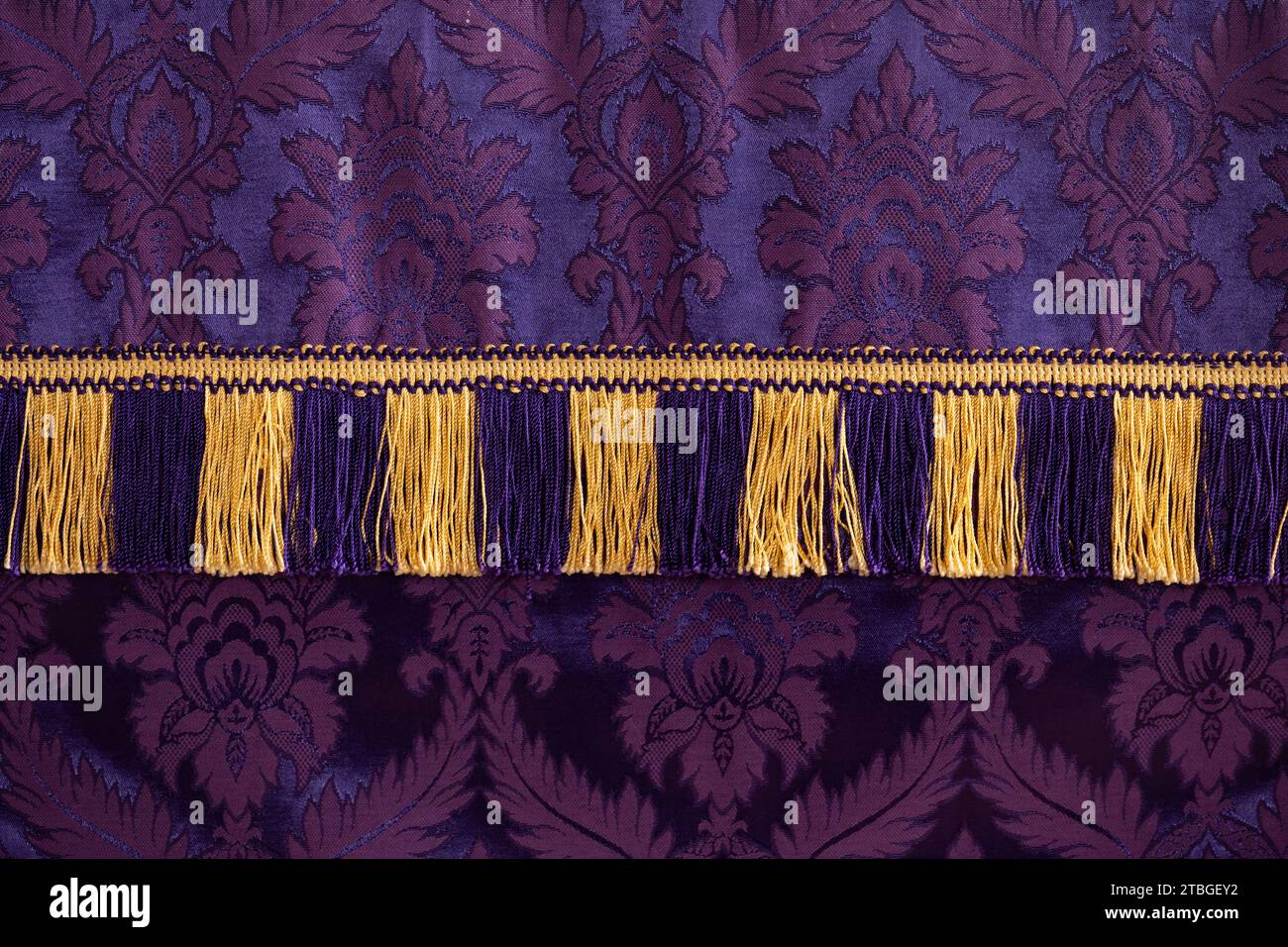 Dettaglio tela altare viola Avvento, Warwickshire, Inghilterra, Regno Unito Foto Stock