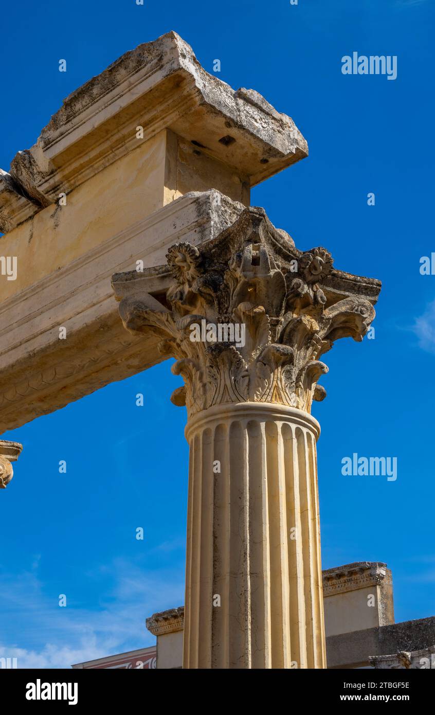 Dettaglio delle modanature ornamentali in marmo e capitale in stile corinzio del ben conservato Tempio Romano di Diana sotto un cielo azzurro. Merida. Foto Stock