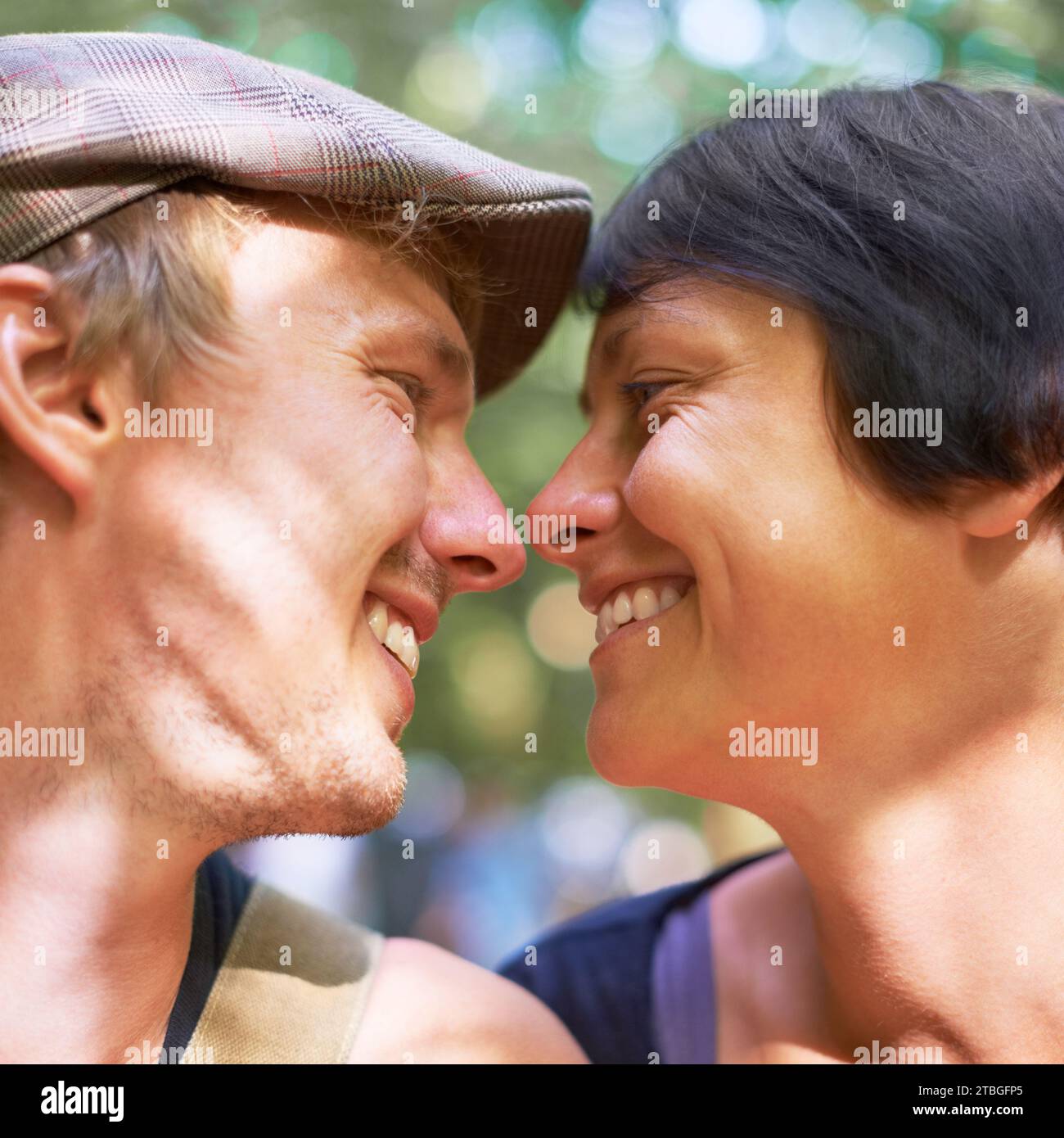 Sorriso, amore e volto profilo di coppia insieme all'aperto