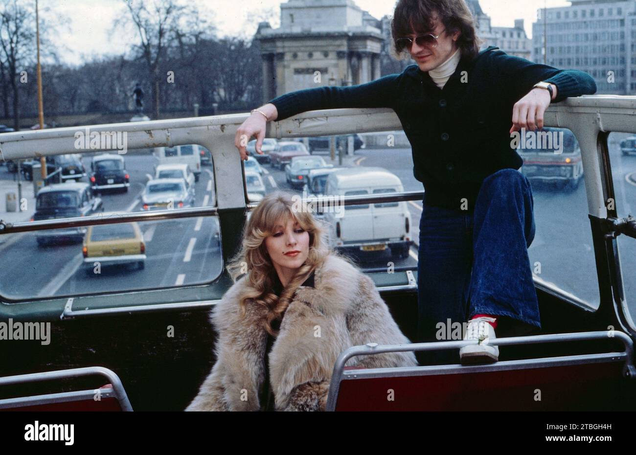 Lynsey de Paul, britische Sängerin und Liedermacherin, mit dem britischen Musiker Mike Moran, circa 1977. Lynsey de Paul, cantautrice britannico, con il musicista britannico Mike Moran, circa 1977 Foto Stock