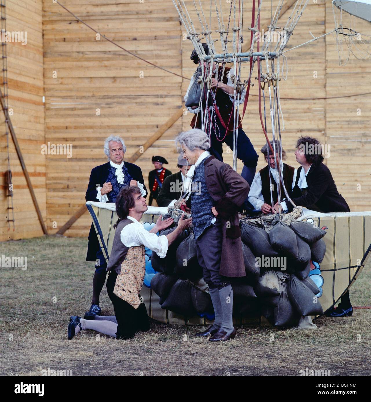 So lebten sie alle Tage, ARD Historien-serie, Deutschland, 1984, Buch: Wolfgang Menge, Regie: Peter Schamoni, storia: Wie lebten die Menschen im 18. Jahrhundert in Preußen, Folge 5, Szene mit Komparsen: Peter Brogle im Heissluftballon. So lebten sie alle Tage, serie TV History, Germania, 1984, sceneggiatura di Wolfgang Menge, regia di Peter Schamoni, 5. Episodio con extra: Peter Brogle in mongolfiera. Foto Stock