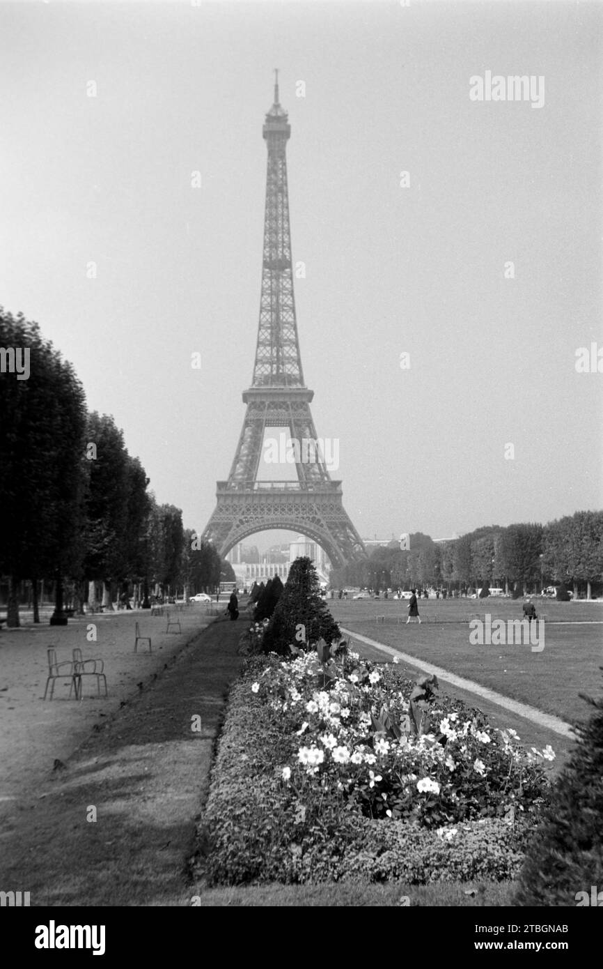 Passanten im Garten des Eiffelturms, Parigi 1962. Passanti nel giardino della Torre Eiffel, Parigi 1962. Foto Stock