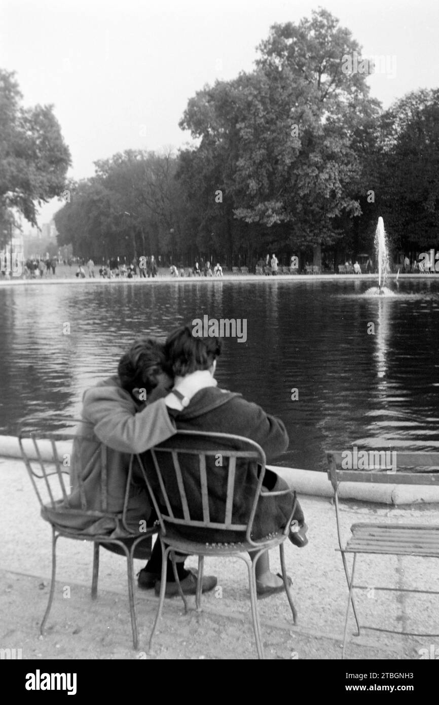 Ein Paar beim Rendezvous im Jardins des Tuileries, Parigi 1962. Un paio a un appuntamento nei Jardins des Tuileries, Parigi 1962. Foto Stock