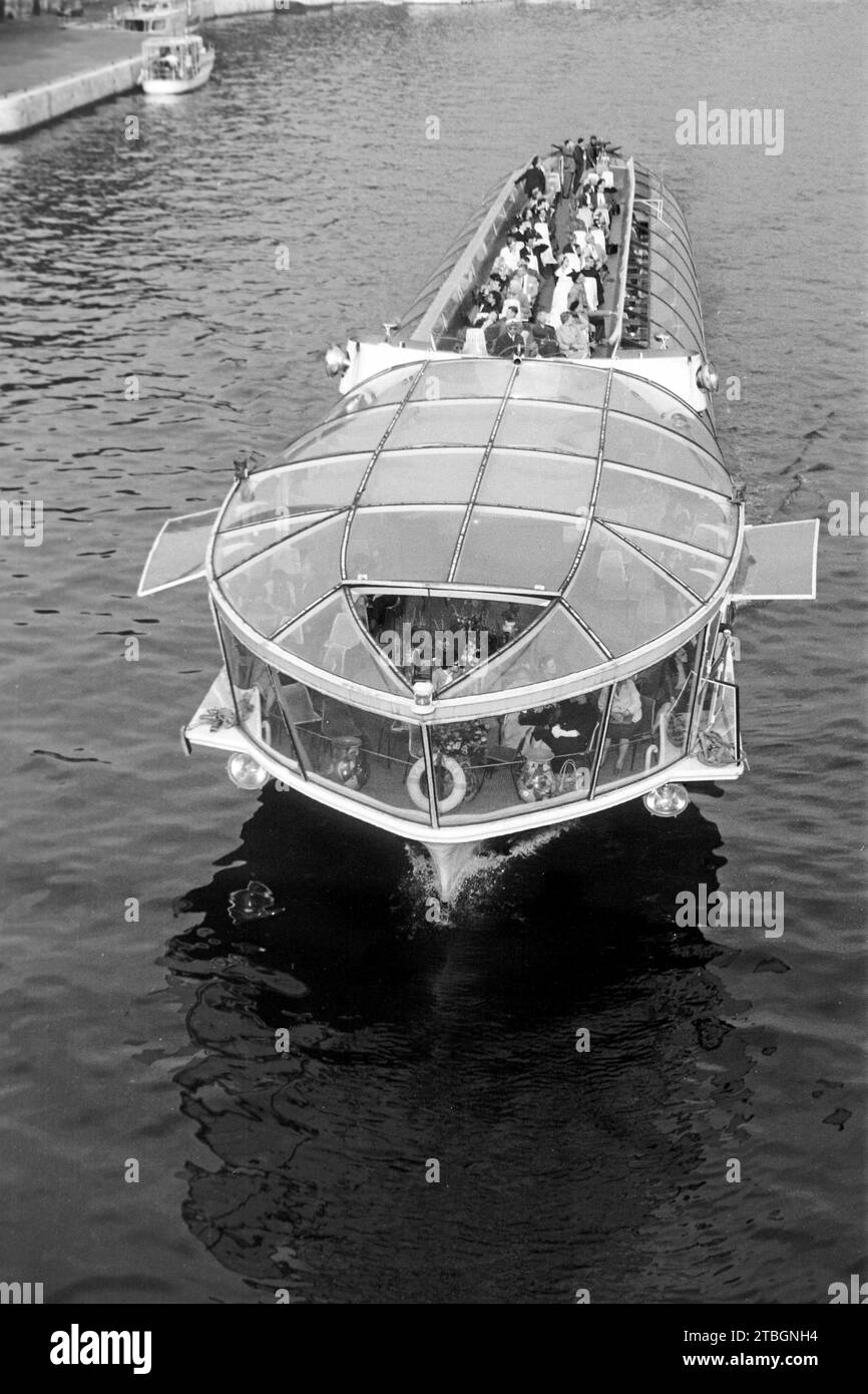 Touristisches Panoramaboot auf der Seine, Parigi 1962. Barca panoramica turistica sulla Senna, Parigi 1962. Foto Stock