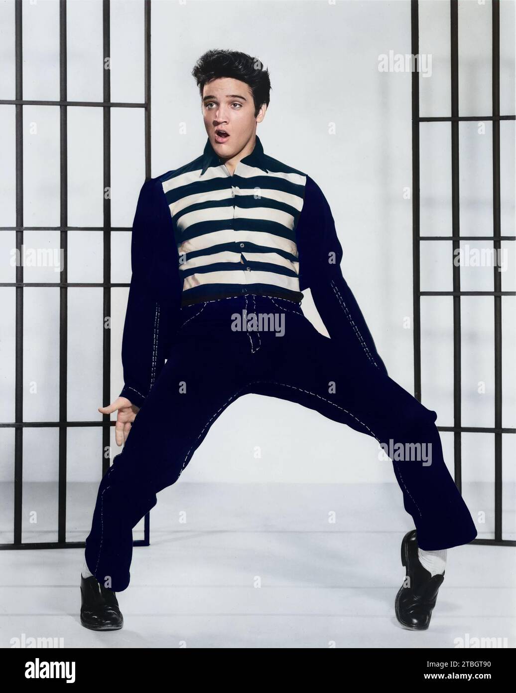 King Rock and Roll - Elvis Presley sul set cinematografico di Jailhouse Rock, 1957 - versione colorata. Foto Stock