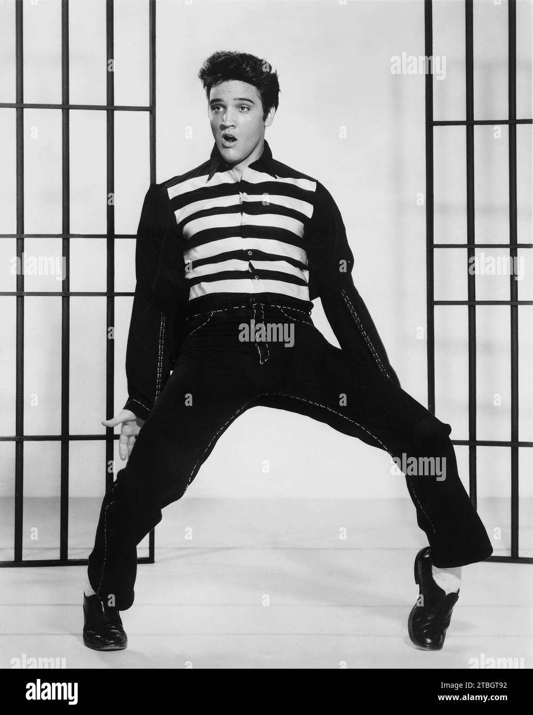 King Rock and Roll - Elvis Presley sul set del film Jailhouse Rock, 1957. Foto Stock