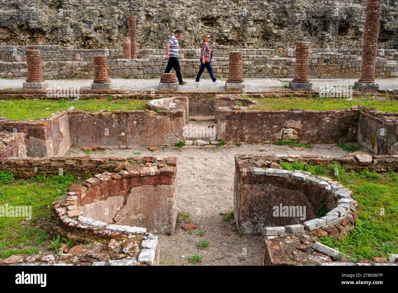 Due turisti che camminano tra le rovine romane di Conimbriga, Portogallo, Europa Foto Stock