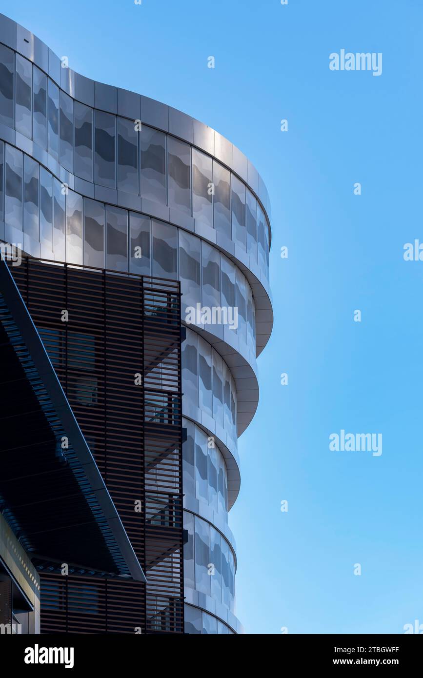 L'Anadara Building, normalmente di colore bianco, di fjmt Architects, a Barangaroo North a Sydney, in Australia, sembra decisamente grigio alla luce del sole del mattino Foto Stock