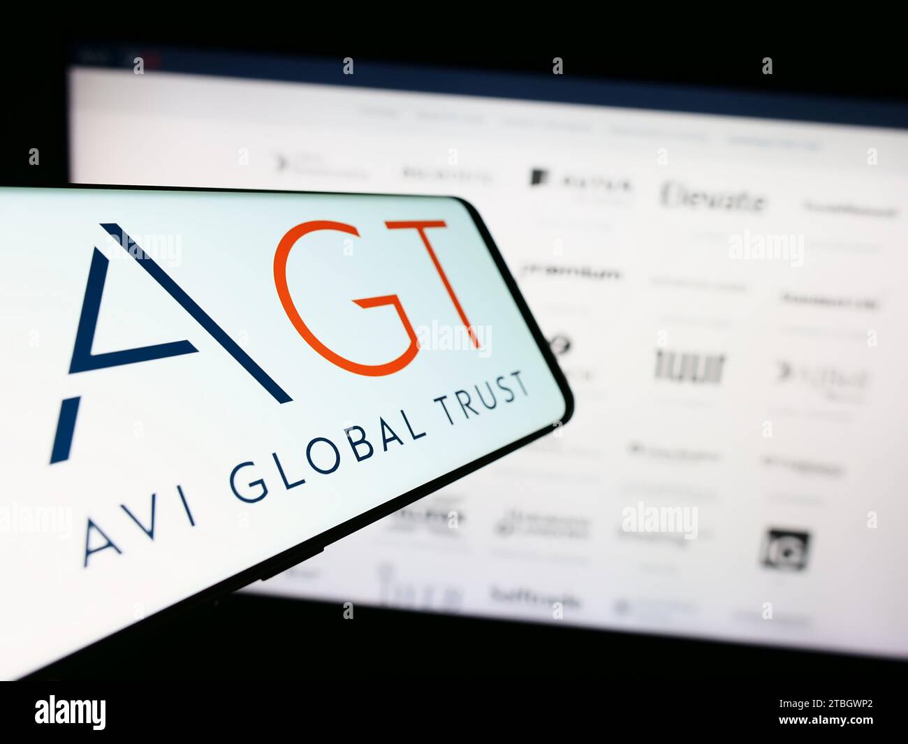 Cellulare con logo della società di investimento britannica AVI Global Trust plc (AGT) davanti al sito Web aziendale. Concentrarsi sul centro del display del telefono. Foto Stock