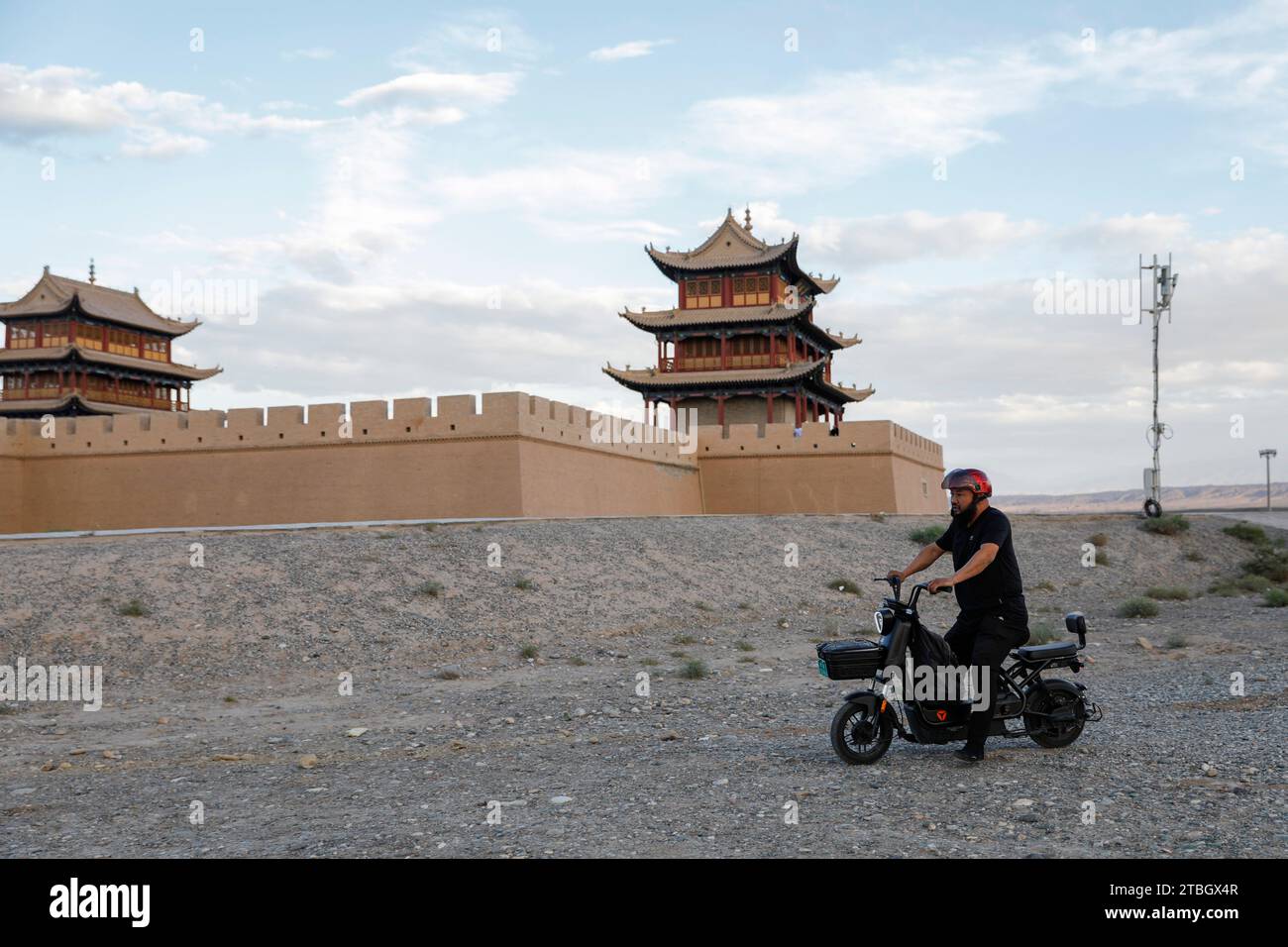 (231207) -- JIAYUGUAN, 7 dicembre 2023 (Xinhua) -- li Sen lascia l'area panoramica del passo Jiayu dopo il lavoro nella città di Jiayuguan, provincia del Gansu della Cina nord-occidentale, 13 luglio 2023. Li Sen, 43 anni, si guadagna da vivere interpretando il ruolo di un antico "generale" nell'area panoramica del passo Jiayu nella città di Jiayuguan, nella provincia del Gansu della Cina nord-occidentale. I visitatori possono acquistare antichi "visti" presso la sua bancarella. Questi documenti sono progettati da li e costituiscono una parte essenziale del gioco di ruolo, consentendo ai turisti di tornare nell'antica Cina. Guardando al futuro, li prevede di organizzare sistematicamente il i storico e culturale Foto Stock