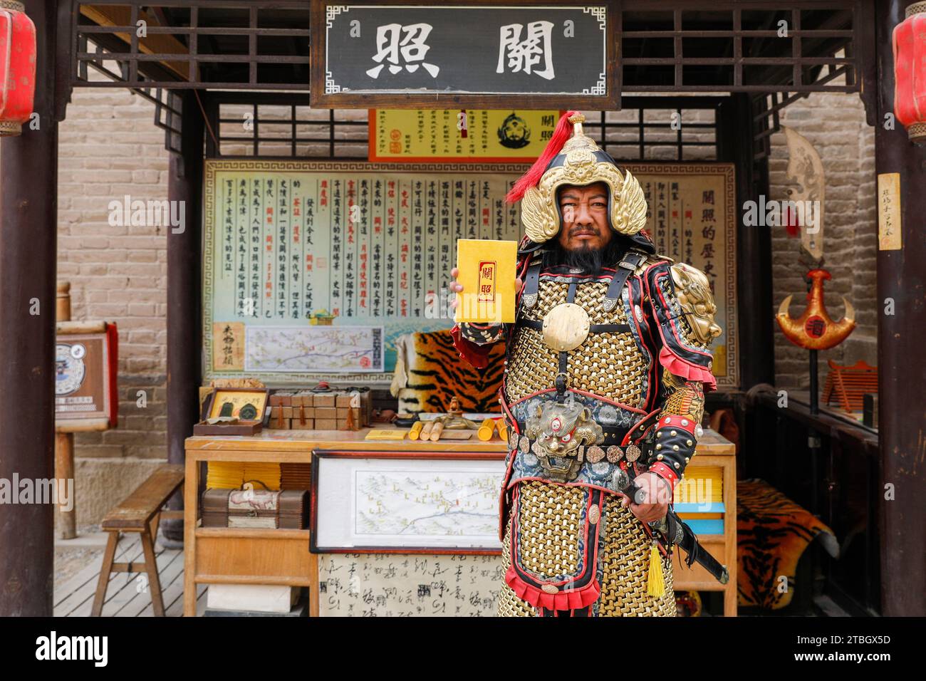 (231207) -- JIAYUGUAN, 7 dicembre 2023 (Xinhua) -- li Sen mostra gli antichi "visti" nella sua stalla nell'area panoramica del passo Jiayu nella città di Jiayuguan, provincia del Gansu della Cina nord-occidentale, 26 settembre 2023. Li Sen, 43 anni, si guadagna da vivere interpretando il ruolo di un antico "generale" nell'area panoramica del passo Jiayu nella città di Jiayuguan, nella provincia del Gansu della Cina nord-occidentale. I visitatori possono acquistare antichi "visti" presso la sua bancarella. Questi documenti sono progettati da li e costituiscono una parte essenziale del gioco di ruolo, consentendo ai turisti di tornare nell'antica Cina. Guardando al futuro, li prevede di organizzare sistematicamente il Foto Stock