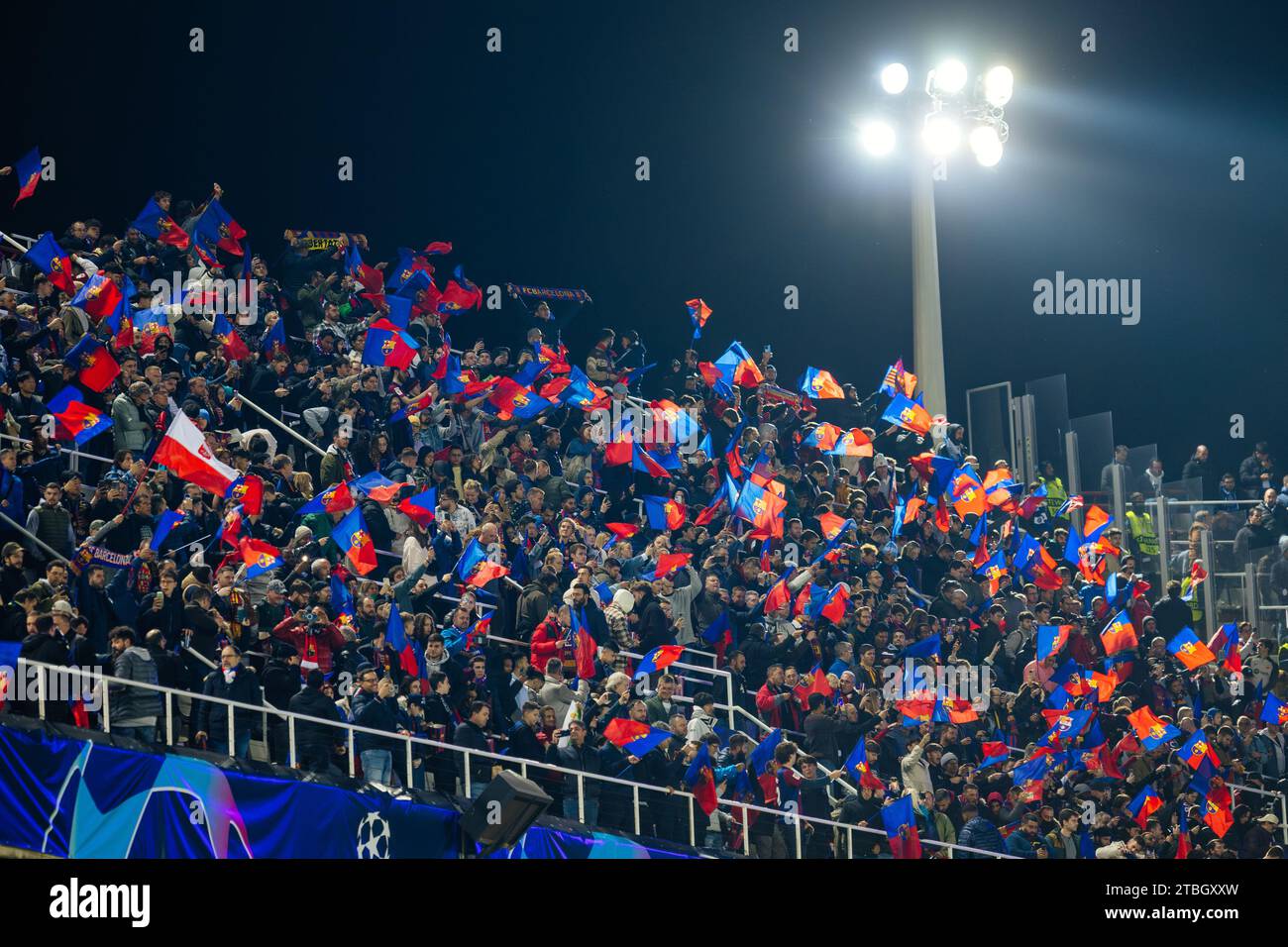 BARCELLONA - novembre 28: I tifosi con le bandiere del Barcellona in azione durante la partita di Champions League tra FC Barcelona e FC Porto all'Estadi Olimpic Foto Stock