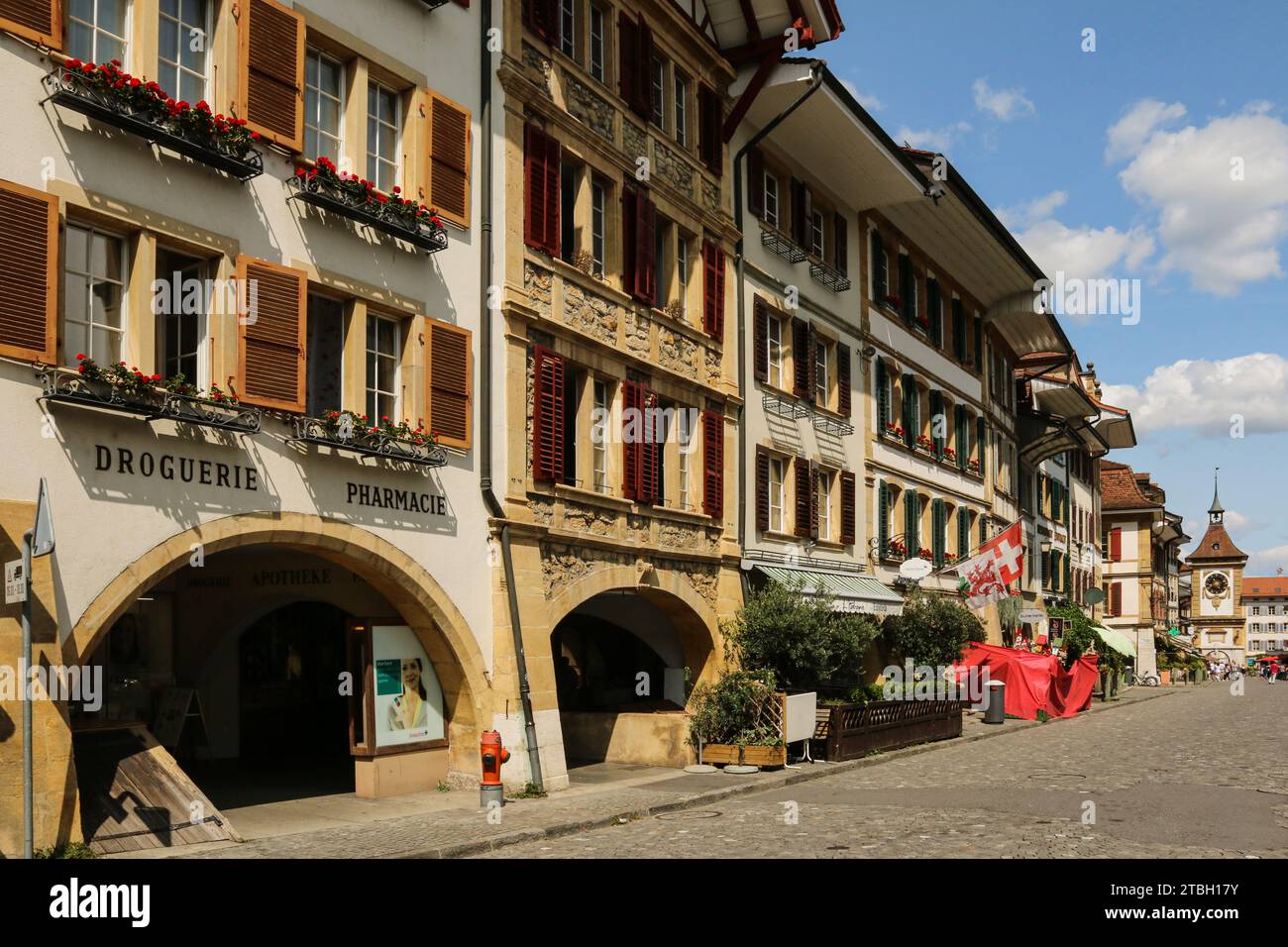 Strada principale della città vecchia di Morat (Murten) nel cantone di Friburgo, Svizzera Foto Stock