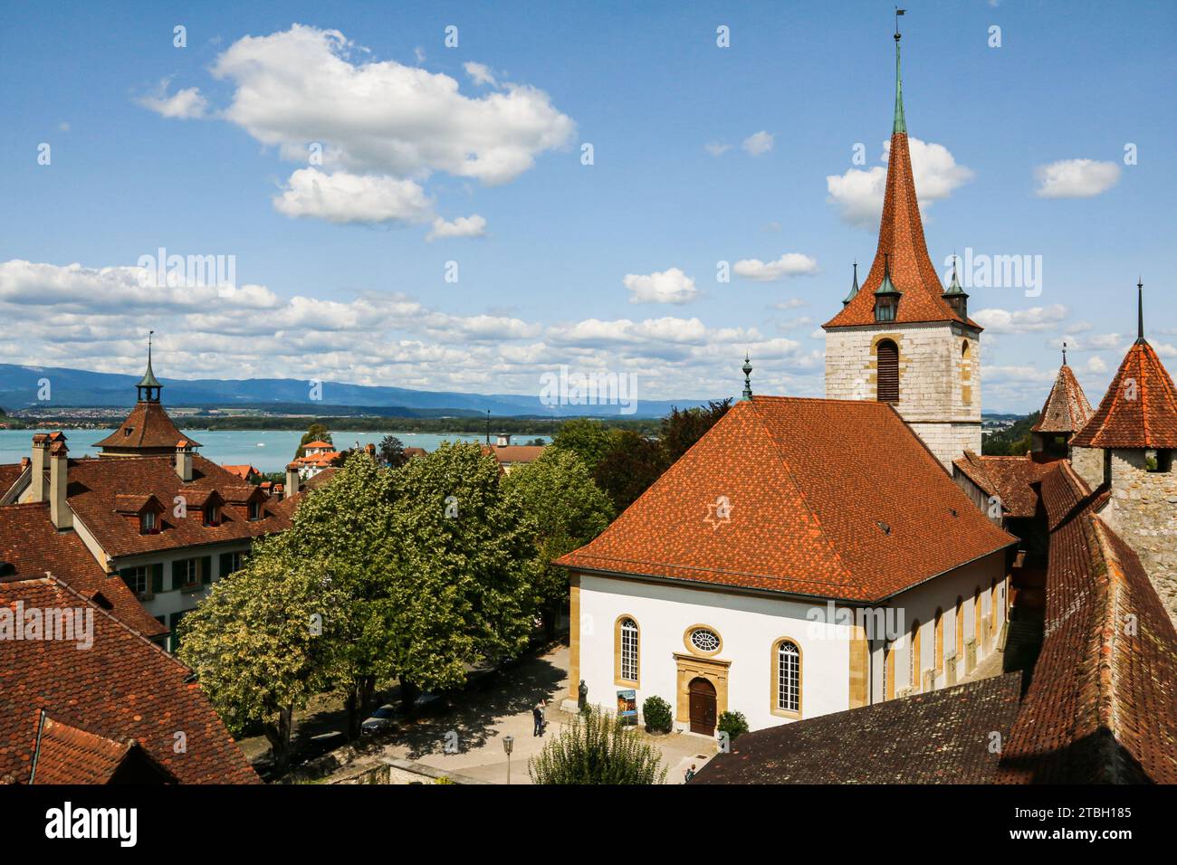 Chiesa e merlature di Morat (Murten), una città del cantone di Friburgo in Svizzera Foto Stock