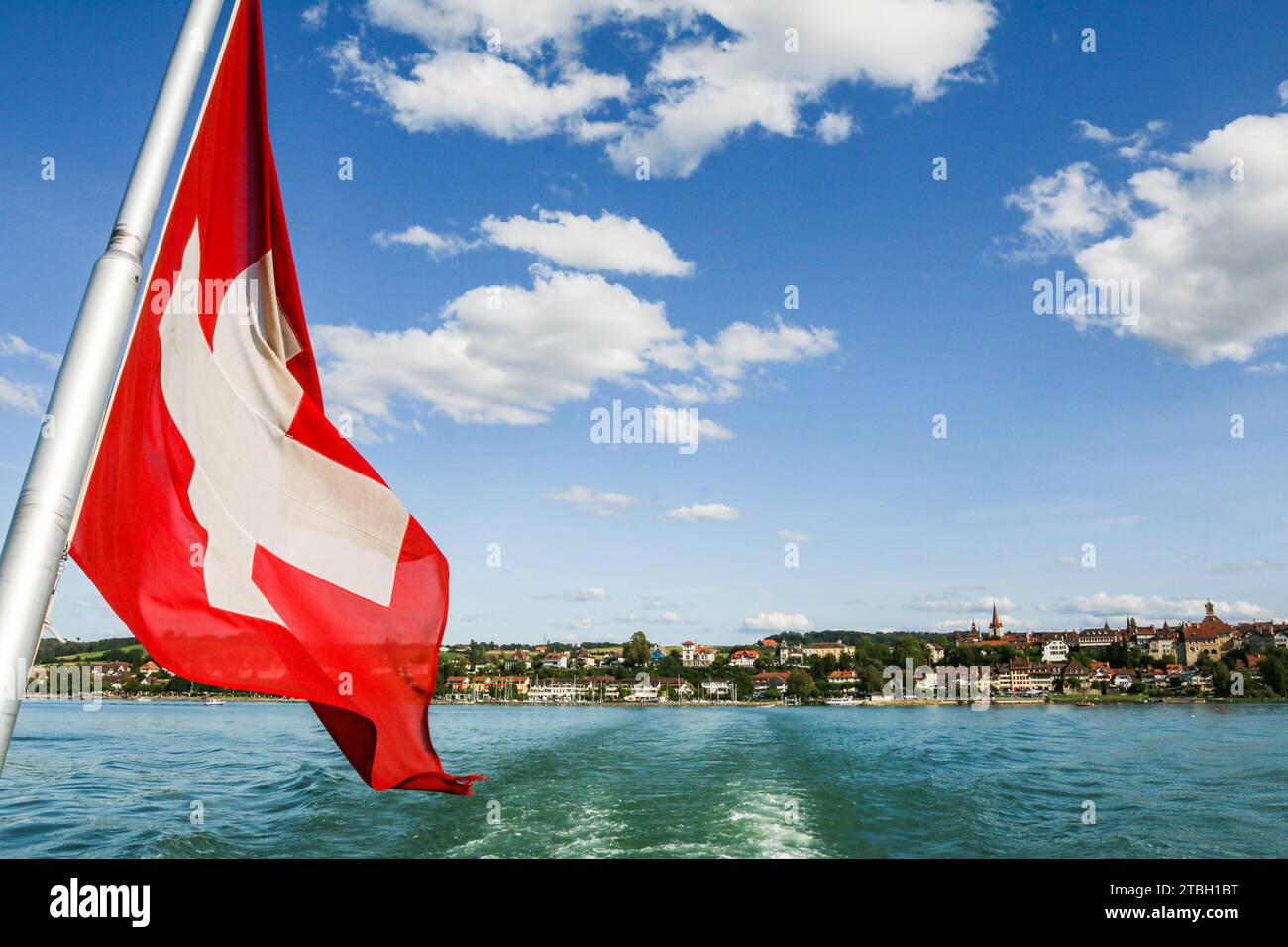 Bandiera svizzera su una barca del lago Morat, Svizzera Foto Stock