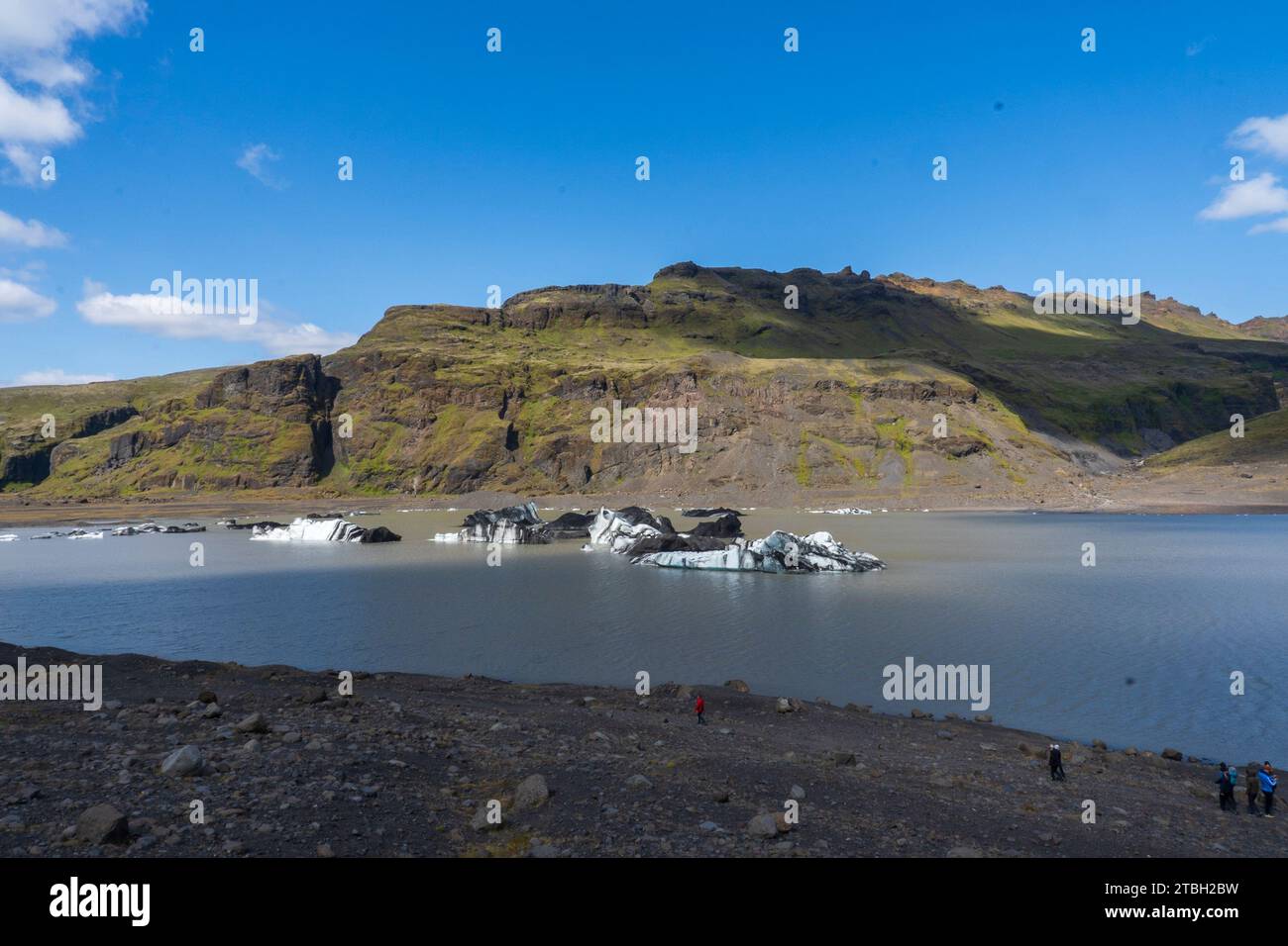 Bergy bit o coltivatori staccati da Solheimajokull, una lingua glaciale del ghiacciaio Myrdalsjokull. Katla Global Geopark, Islanda. Foto Stock