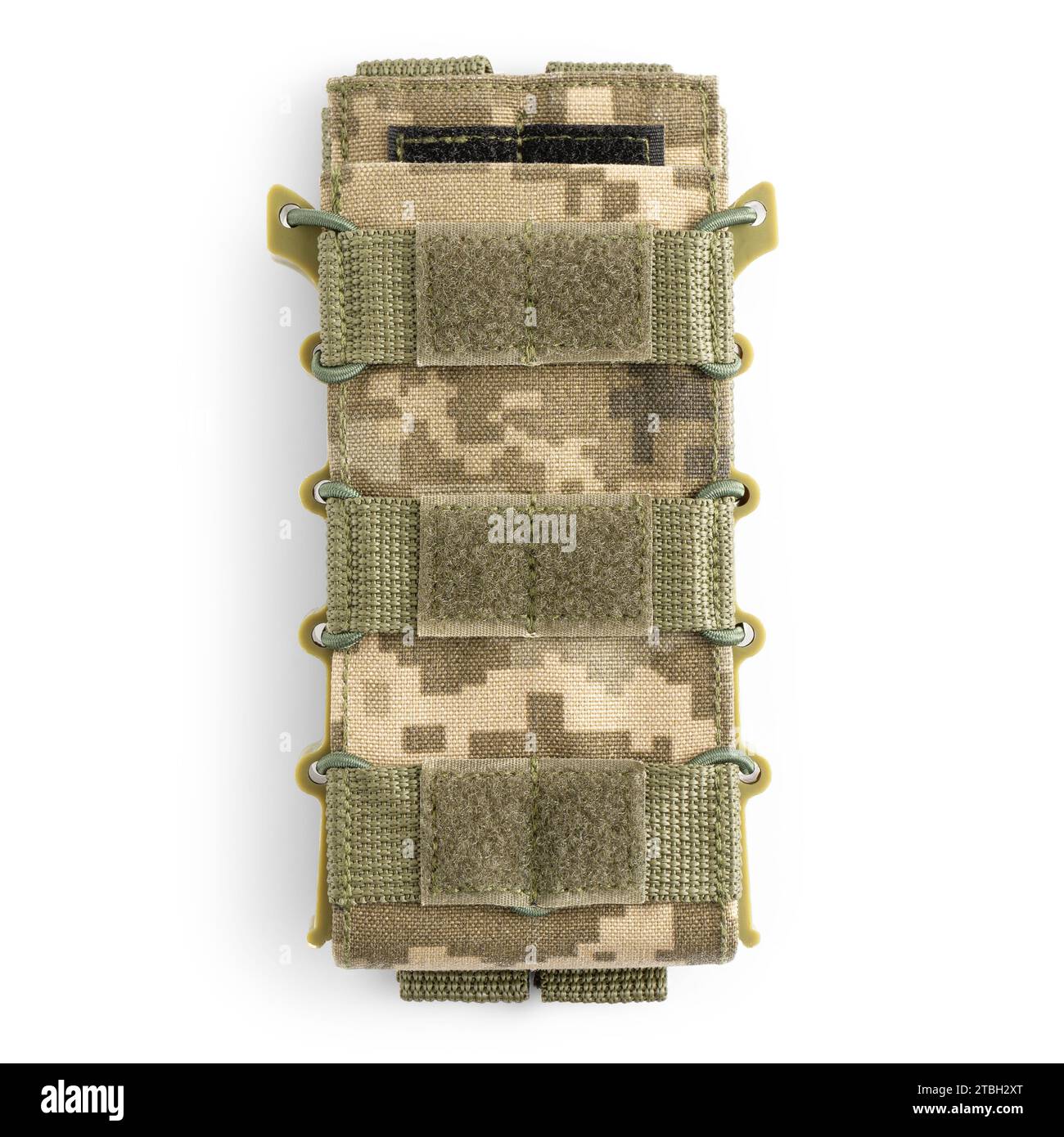Custodia militare per cartucce mimetiche pixel. Borsa per riviste Bullet su sfondo bianco. Equipaggiamento tattico militare. Vista dall'alto, Foto Stock