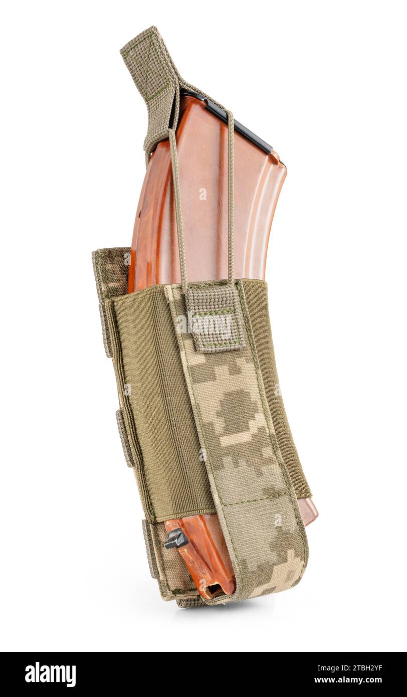 Astuccio militare in pixel mimetico con caricatore proiettile all'interno su sfondo bianco. Equipaggiamento tattico militare. Foto Stock