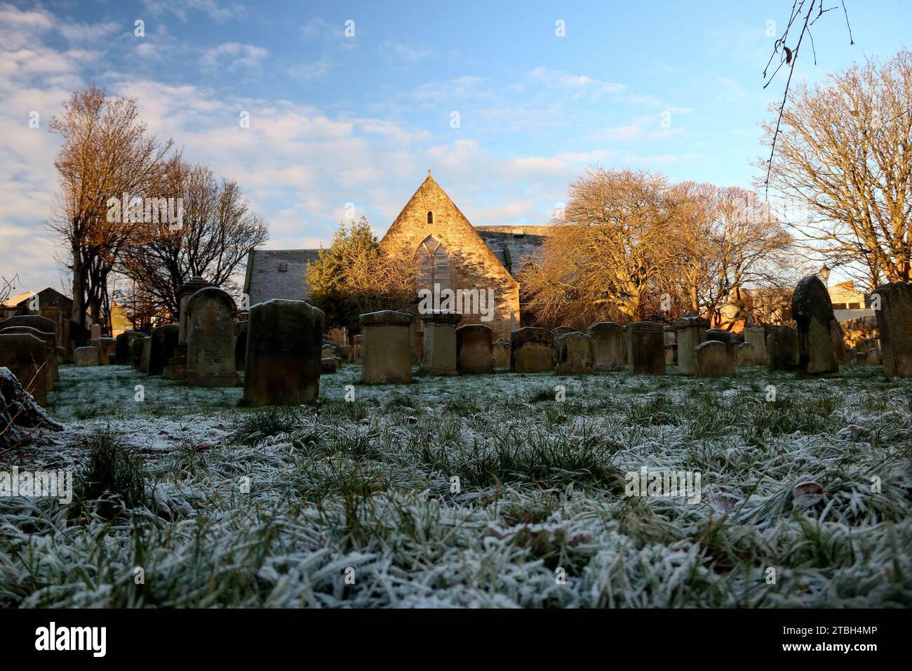 La chiesa di Ayr auld kirk e il cimitero in una gelida mattinata d'inverno Foto Stock