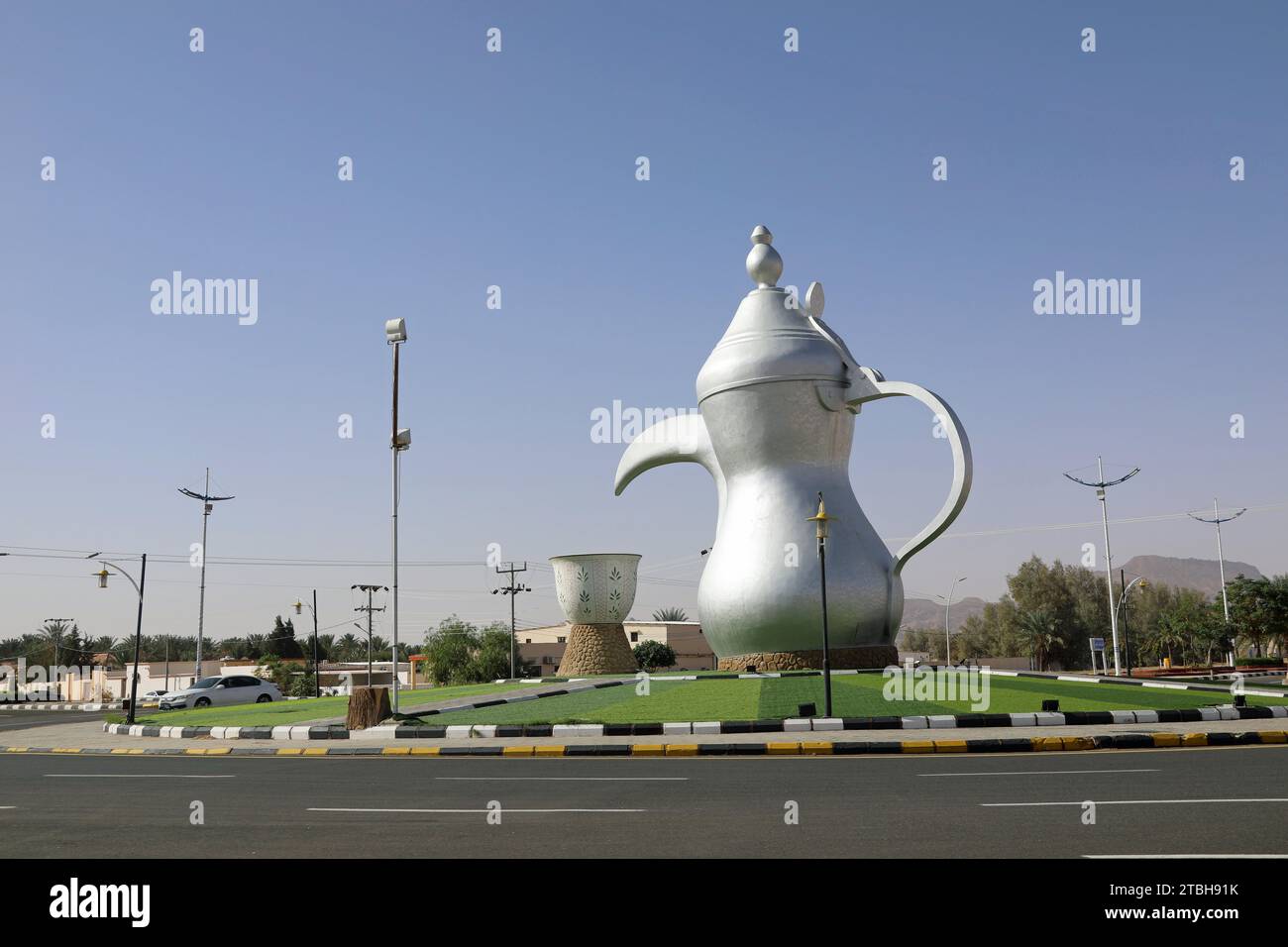 Scultura di caffettiera e tazze in Arabia Saudita Foto Stock